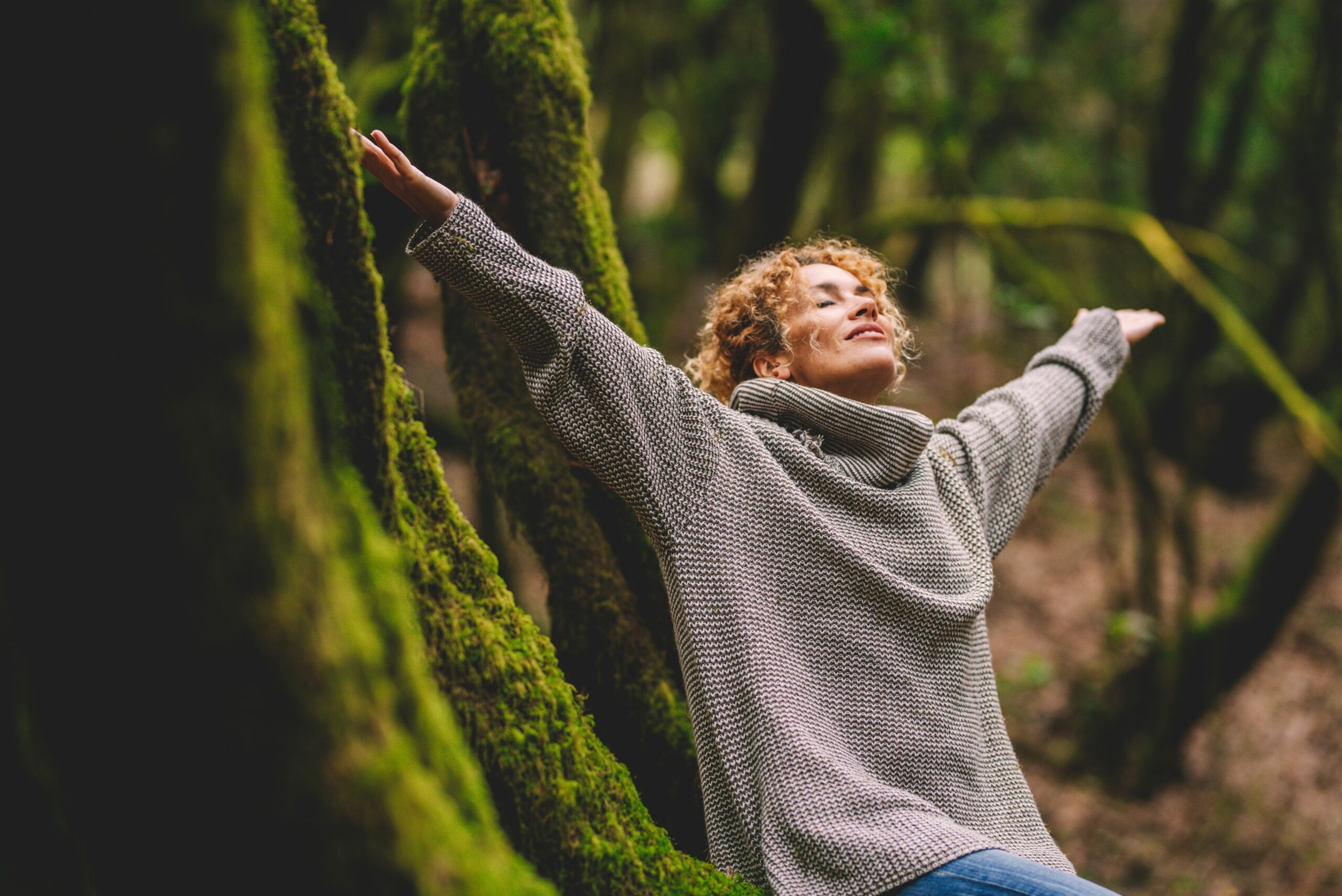 Femme épanouie dans la nature